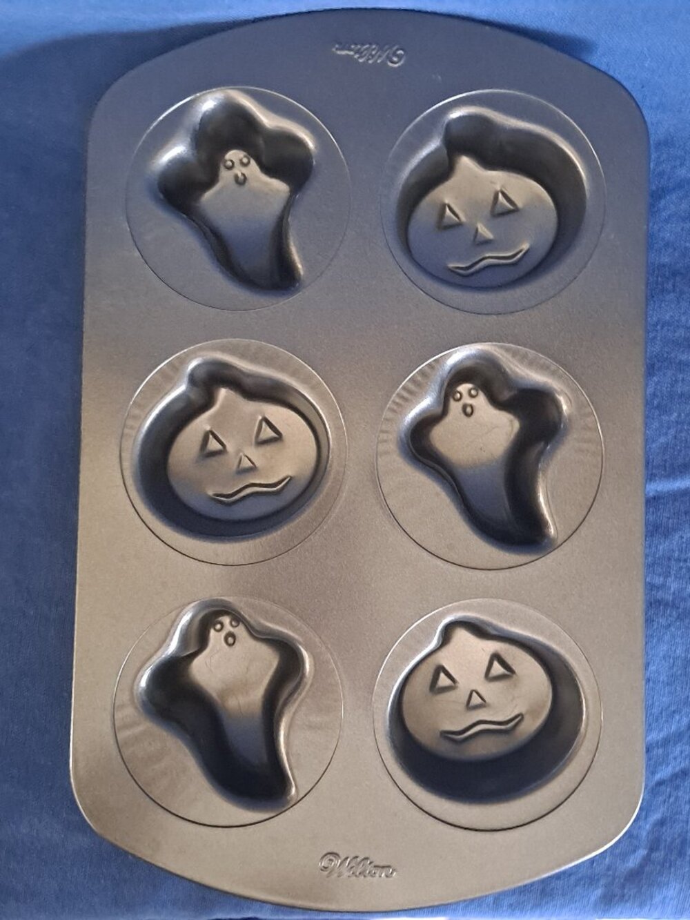 HALLOWEEN MINI CAKE PAN 6 Muffins Mold Non-Stick Cupcake Pumpkin Ghost Candy